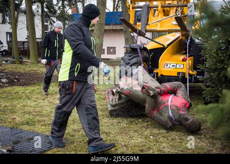 SIEDLEC, Grande Polonia, Wielkopolskie, Polonia. 20th Apr 2022. Il monumento di un soldato dell'Armata Rossa cosparso di vernice rossa viene portato via dopo il suo smantellamento. Il monumento di un soldato dell'esercito rosso a Siedlec, commemorando i soldati russi (ex sovietici) uccisi in combattimento contro i tedeschi nel 1945 nella zona di Wolsztyn, è stato smantellato e rimosso dal suo plinto. Questa è un'altra fase di de-comunitarizzazione annunciata dall'Istituto di memoria Nazionale (IPN). Il 20th aprile, un totale di tre monumenti dell'Armata Rossa sono scomparsi dallo spazio pubblico, di cui due a Wielkopolska (Grande Pola) Foto Stock