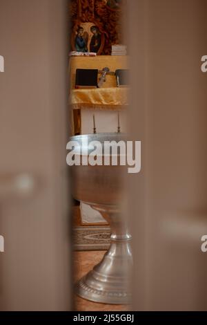 Fonte per il battesimo di un bambino nel tempio. Concetto: Religione, persone, tempio Foto Stock