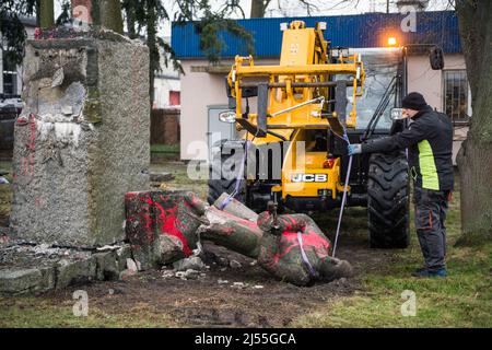 20 aprile 2022, Siedlec, Grande Polonia, Wielkopolskie, Polonia: Il monumento di un soldato dell'Armata Rossa cosparso di vernice rossa viene portato via dopo il suo smantellamento. Il monumento di un soldato dell'esercito rosso a Siedlec, commemorando i soldati russi (ex sovietici) uccisi in combattimento contro i tedeschi nel 1945 nella zona di Wolsztyn, è stato smantellato e rimosso dal suo plinto. Questa è un'altra fase di de-comunitarizzazione annunciata dall'Istituto di memoria Nazionale (IPN). Il 20th aprile, un totale di tre monumenti dell'Armata Rossa sono scomparsi dallo spazio pubblico, di cui due a Wielkopolska (Polan maggiore) Foto Stock