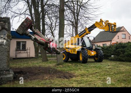 20 aprile 2022, Siedlec, Grande Polonia, Wielkopolskie, Polonia: Il monumento di un soldato dell'Armata Rossa cosparso di vernice rossa è in fase di smantellamento a Siedlec. Il monumento di un soldato dell'esercito rosso a Siedlec, commemorando i soldati russi (ex sovietici) uccisi in combattimento contro i tedeschi nel 1945 nella zona di Wolsztyn, è stato smantellato e rimosso dal suo plinto. Questa è un'altra fase di de-comunitarizzazione annunciata dall'Istituto di memoria Nazionale (IPN). Il 20th aprile, un totale di tre monumenti dell'Armata Rossa sono scomparsi dallo spazio pubblico, di cui due a Wielkopolska (Grande Polonia voi Foto Stock