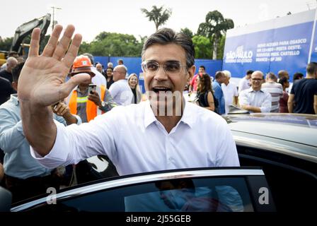 Osasco, Brasile. 20th Apr 2022. Il Governatore dello Stato di São Paulo, Rodrigo Garcia (PSDB), insieme al sindaco della città di Osasco, Rogério Lins (Podemos) ha iniziato questo Mercoledì (20), i lavori di un ponte che collegherà la strada Castello Branco a Osasco. L'investimento è di quasi 233 milioni di R$ e sarà effettuato dal concessionario CCR. Credit: Aloisio Mauricio/FotoArena/Alamy Live News Foto Stock