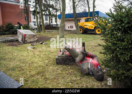 20 aprile 2022, Siedlec, Grande Polonia, Wielkopolskie, Polonia: Il monumento di un soldato dell'Armata Rossa cosparso di vernice rossa è visto dopo il suo smantellamento. Il monumento di un soldato dell'esercito rosso a Siedlec, commemorando i soldati russi (ex sovietici) uccisi in combattimento contro i tedeschi nel 1945 nella zona di Wolsztyn, è stato smantellato e rimosso dal suo plinto. Questa è un'altra fase di de-comunitarizzazione annunciata dall'Istituto di memoria Nazionale (IPN). Il 20th aprile, un totale di tre monumenti dell'Armata Rossa sono scomparsi dallo spazio pubblico, di cui due a Wielkopolska (Grande Polonia Voivod Foto Stock