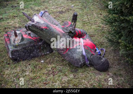 20 aprile 2022, Siedlec, Grande Polonia, Wielkopolskie, Polonia: Il monumento di un soldato dell'Armata Rossa cosparso di vernice rossa è visto dopo il suo smantellamento. Il monumento di un soldato dell'esercito rosso a Siedlec, commemorando i soldati russi (ex sovietici) uccisi in combattimento contro i tedeschi nel 1945 nella zona di Wolsztyn, è stato smantellato e rimosso dal suo plinto. Questa è un'altra fase di de-comunitarizzazione annunciata dall'Istituto di memoria Nazionale (IPN). Il 20th aprile, un totale di tre monumenti dell'Armata Rossa sono scomparsi dallo spazio pubblico, di cui due a Wielkopolska (Grande Polonia Voivod Foto Stock