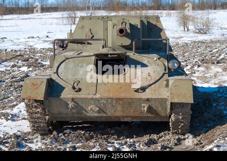 KRASNOYE SELO, RUSSIA - 27 MARZO 2022: Installazione di artiglieria semovente sovietica su-76 in una gamma di carri armati. Vista frontale. Parco patriottico militare Foto Stock