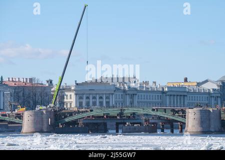 ST. PETERSBURG, RUSSIA - 03 APRILE 2022: Revisione del ponte di scambio sulla Malaya Neva in un giorno di aprile Foto Stock