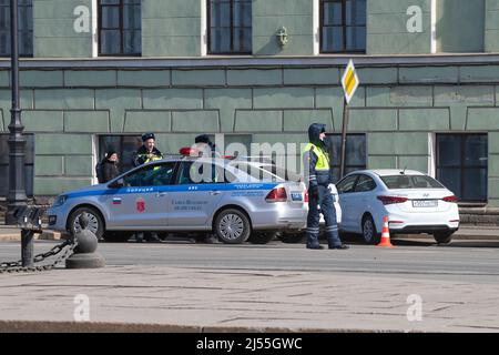 SAN PIETROBURGO, RUSSIA - 03 APRILE 2022: Pattugliamento della polizia stradale in servizio in un giorno di primavera soleggiato Foto Stock