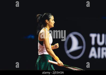 Emma Raducanu di Gran Bretagna festeggia un punto durante la sua partita 1st Round Singles del Porsche Tennis Grand Prix 2022 contro Storm Sanders of Australia alla Porsche Arena di Stoccarda, Germania Dan o' Connor/SPP Foto Stock