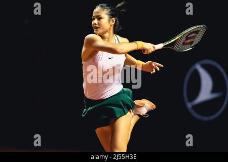 Stoccarda, Germania. 20th Apr 2022. Emma Raducanu di Gran Bretagna in azione durante la sua partita 1st Round Singles del Porsche Tennis Grand Prix 2022 contro Storm Sanders of Australia alla Porsche Arena di Stoccarda, Germania Dan o' Connor/SPP Credit: SPP Sport Press Photo. /Alamy Live News Foto Stock