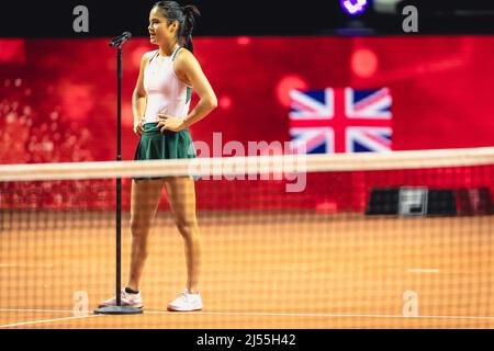 Stoccarda, Germania. 20th Apr 2022. Emma Raducanu è intervistato dopo la sua vittoria nella sua partita 1st Round Singles del 2022 Porsche Tennis Grand Prix contro Storm Sanders of Australia alla Porsche Arena di Stoccarda, Germania Dan o' Connor/SPP Credit: SPP Sport Press Photo. /Alamy Live News Foto Stock