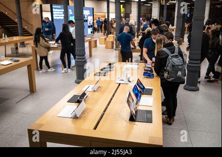 Vista interna dell'Apple Store a Madrid Puerta del Sol con persone all'interno Foto Stock