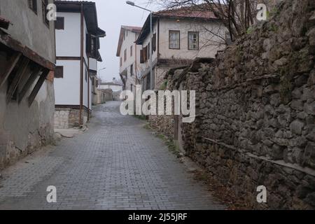 Una strada libera e strada acciottolata a safranbolu in inverno. Foto Stock