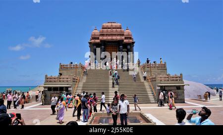 Kanyakumari,Tamilnadu,India-Aprile 16 2022: Turisti che visitano la roccia commemorativa di Vivekanda situata nel mezzo del mare nell'oceano Indiano in Kanyakumari,T. Foto Stock