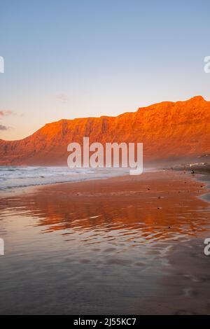 Bellissimo paesaggio con riflessi della riva del mare e montagne rosse sulla costa. Concetto di spiaggia e vacanza estiva destinazione di viaggio. Natura Foto Stock
