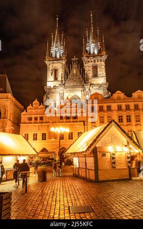 Vista notturna della cattedrale di stagno di Praga e dell'Orologio Astronomico Foto Stock