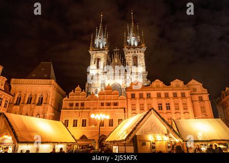 Vista notturna della cattedrale di stagno di Praga e dell'Orologio Astronomico Foto Stock