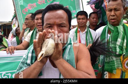 Guwahati, Guwahati, India. 20th Apr 2022. Popolo della tribù Sarania kachari che ha preso una processione come parte di Bah-Gohain Utsav a Bagan Para nel distretto di Baksa, Assam India, mercoledì 20th aprile 2022. Sarania kachari tribù di Assam India festeggia il Bah-Gohain Utsav per proteggere la gente dalla varicella e per una buona stagione di coltivazione (Credit Image: © Dasarath Deka/ZUMA Press Wire) Foto Stock