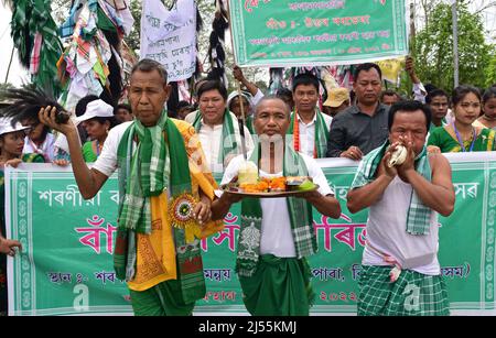 Guwahati, Guwahati, India. 20th Apr 2022. Popolo della tribù Sarania kachari che ha preso una processione come parte di Bah-Gohain Utsav a Bagan Para nel distretto di Baksa, Assam India, mercoledì 20th aprile 2022. Sarania kachari tribù di Assam India festeggia il Bah-Gohain Utsav per proteggere la gente dalla varicella e per una buona stagione di coltivazione (Credit Image: © Dasarath Deka/ZUMA Press Wire) Foto Stock