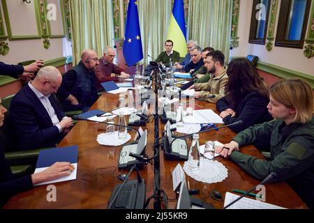 Il Presidente dell'Ucraina Volodymyr Zelenskyy ha incontrato il Presidente del Consiglio europeo Charles Michel in visita in Ucraina. Il capo di Stato ha sottolineato che l'Ucraina ha già presentato parte del questionario alla parte europea per ottenere lo status di candidato all'adesione all'UE. FOTO: Ufficio stampa presidenziale Ucraina Foto Stock