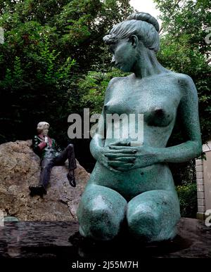 Constance Wilde guarda indietro a Oscar Wilde, statue in Piazza Merrion, Dublino, Irlanda Foto Stock