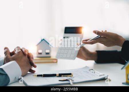 Immagine della donna d'affari o della mano pubblica del notaio dell'agenzia che indica al prezzo. Uomo d'affari, avvocato legale, notaio pubblico dell'avvocato, concetto del direttore della banca. Foto Stock