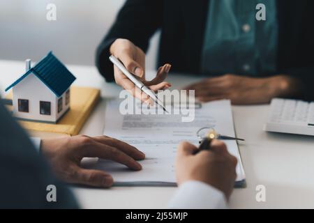 Immagine della donna d'affari o della mano pubblica del notaio dell'agenzia che punta al contratto. Uomo d'affari, avvocato legale, notaio dell'avvocato pubblico, concetto del direttore della banca. Foto Stock