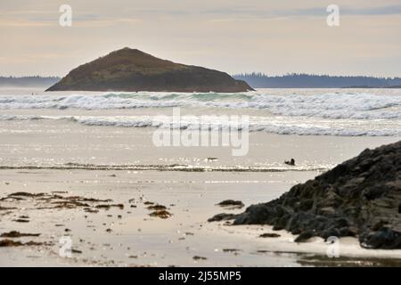 Inceneritore Rock Long Beach Vancouver Island. Fai surf all'inceneritore Rock a Long Beach nel Pacific Rim National Park. Foto Stock