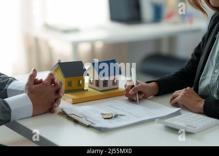 Immagine della donna d'affari o della mano pubblica del notaio dell'agenzia che punta al contratto. Uomo d'affari, avvocato legale, notaio dell'avvocato pubblico, concetto del direttore della banca. Foto Stock