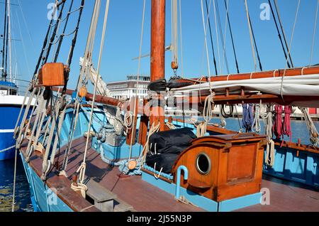 Primo piano della nave da pesca nel porto di Fécamp, comune nel dipartimento Senna Marittima nella regione Haute-Normandie nella Francia nordoccidentale Foto Stock