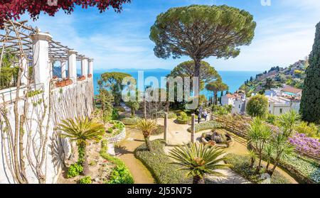 Ravello, Italia; 19 aprile 2022 - una vista dai giardini di Villa Ravello, Italia Foto Stock