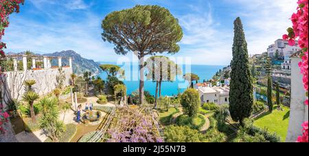 Ravello, Italia; 19 aprile 2022 - una vista dai giardini di Villa Ravello, Italia Foto Stock