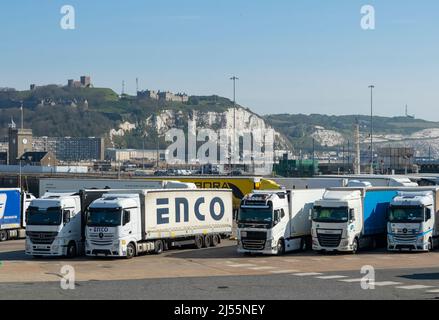 Regno Unito / Kent / dover; aprile/20/2022; camion in attesa presso il centro di sdoganamento Motis e parcheggio per camion Foto Stock