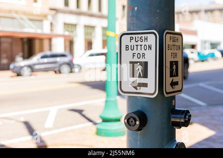 Attraversare a piedi le indicazioni per i pedoni per attraversare una strada del centro Foto Stock