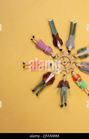 Variopinte figurine variegate in miniatura fanno la folla a terra Foto Stock