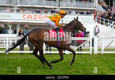 L'amore è cavalcato d'oro da William Buick durante il meeting primaverile di Epsom Downs all'ippodromo di Epsom Downs. Data foto: Martedì 19 aprile 2022. Foto Stock