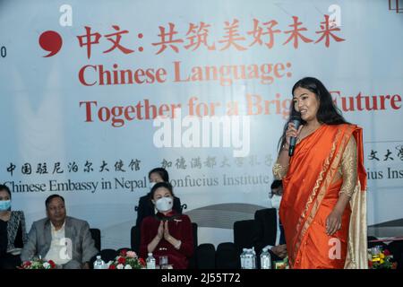 Kathmandu, Nepal. 20th Apr 2022. Uno studente nepalese canta una canzone cinese durante un evento che ha segnato la Giornata delle Nazioni Unite della lingua cinese a Kathmandu, Nepal, il 20 aprile 2022. La Giornata delle Nazioni Unite per la lingua cinese è stata segnata a Kathmandu mercoledì, mostrando la bellezza della lingua parlata per lo più nel mondo. Credit: Hari Maharjan/Xinhua/Alamy Live News Foto Stock