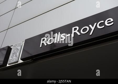 Praga, Repubblica Ceca - 7 aprile 2022: Rolls Royce - Logo e marca di auto costruttore. Messa a fuoco superficiale. Foto Stock