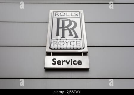 Praga, Repubblica Ceca - 7 aprile 2022: Rolls Royce - Logo e marca di auto costruttore. Messa a fuoco superficiale. Foto Stock