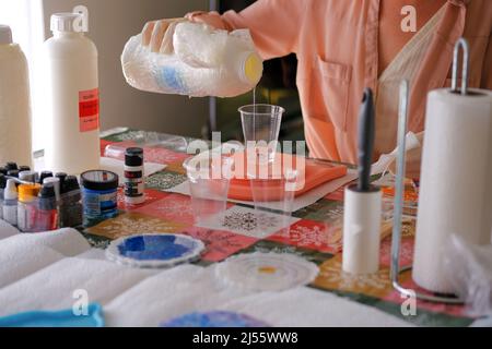 Donna che fa arti e mestieri di resina epossidica. Foto Stock