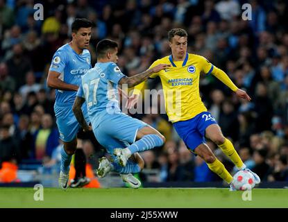 Brighton e Hove Albion combattevano con Joao Cancelo durante la partita della Premier League all'Etihad Stadium di Manchester. Data foto: Mercoledì 20 aprile 2022. Foto Stock