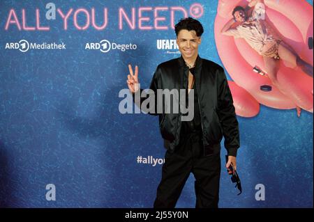 Colonia, Germania. 20th Apr 2022. L'influencer Benedetto Paterno arriva per la prima della seconda stagione della serie drammatica 'All You Need'. Credit: Henning Kaiser/dpa/Alamy Live News Foto Stock