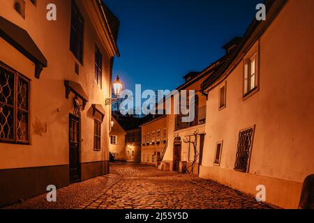 Quartiere chiamato nuovo mondo a Praga consiste di strade tortuose e piccole case pittoresche risalente al Medioevo.luogo affascinante con romanticismo Foto Stock