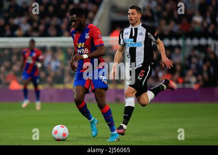 NEWCASTLE UPON TYNE, REGNO UNITO. APR 20TH. Odsonne Edouard di Crystal Palace si stacca dal Fabian Schär di Newcastle United durante la partita della Premier League tra Newcastle United e Crystal Palace al St. James's Park, Newcastle, mercoledì 20th aprile 2022. (Credit: Michael driver | MI News) Credit: MI News & Sport /Alamy Live News Foto Stock