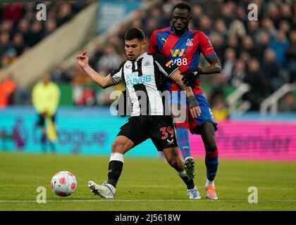 Bruno Guimaraes del Newcastle United combatte con il Cheikhou Kouyate del Crystal Palace durante la partita della Premier League al St. James' Park, Newcastle upon Tyne. Data foto: Mercoledì 20 aprile 2022. Foto Stock