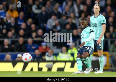 Everton, Regno Unito. 20th Apr 2022. Nampalys Mendy di Leicester City (24) passa la palla. Premier League Match, Everton / Leicester City al Goodison Park di Liverpool mercoledì 20th aprile 2022. Questa immagine può essere utilizzata solo a scopo editoriale. Solo per uso editoriale, licenza richiesta per uso commerciale. Nessun uso in scommesse, giochi o un singolo club / campionato / giocatori pubblicazioni. pic di Chris Stading/Andrew Orchard sport fotografia/Alamy Live news credito: Andrew Orchard sport fotografia/Alamy Live News Foto Stock