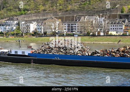 Coblenza, Germania – Aprile 2022: Vista ravvicinata di una chiatta industriale sul fiume Reno che trasporta rottami metallici destinati al riciclaggio Foto Stock