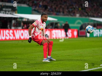 Red Bull Arena, Lipsia, Germania. 20th Apr 2022. Christopher Nkunku della RB Leipzig spara durante la RB Leipzig contro il FC Union Berlin, DFB-Pokal semifinale alla Red Bull Arena, Lipsia, Germania. Kim Price/CSM/Alamy Live News Foto Stock