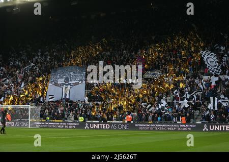 NEWCASTLE UPON TYNE, REGNO UNITO. APR 20TH. I tifosi del Newcastle United hanno una bandiera per Allan Saint-Maximin del Newcastle United prima del calcio d'inizio durante la partita della Premier League tra Newcastle United e Crystal Palace al St. James's Park di Newcastle, mercoledì 20th aprile 2022. (Credit: Michael driver | MI News) Credit: MI News & Sport /Alamy Live News Foto Stock