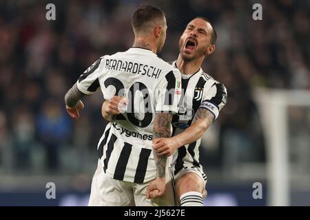 Torino, 20th aprile 2022. Federico Bernardeschi della Juventus festeggia con il compagno di squadra Leonardo Bonucci dopo aver segnato al fianco un 1-0 di vantaggio durante la partita della Coppa Italia allo Stadio Allianz di Torino. Il credito d'immagine dovrebbe essere: Jonathan Moscrop / Sportimage Foto Stock