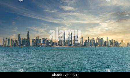 Doha, Qatar - Febbraio 2019: Doha Qatar skyline città con grattacieli sotto le nuvole drammatiche Foto Stock