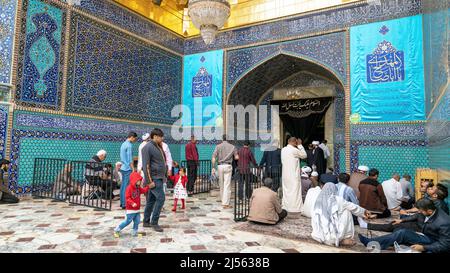 Santuario di Fatima Masumeh, Qom, Iran - 2019 maggio: Uomini iraniani che pregano all'interno del Santuario di Fatima Masumeh in Qom, che è considerato dai musulmani sciiti Foto Stock